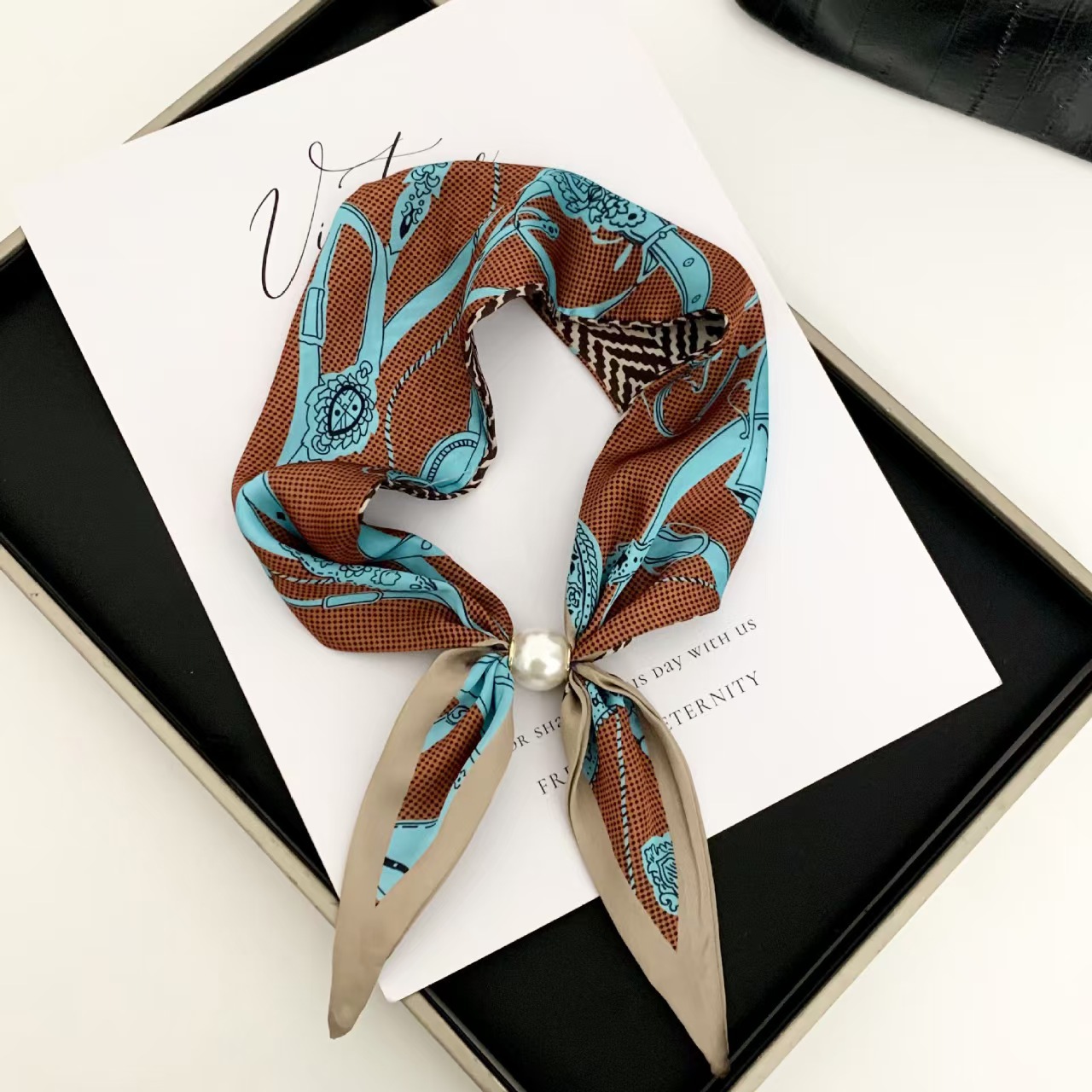 Элегантный жемчужный магнитный – обзор и цена Silk Scarf Square